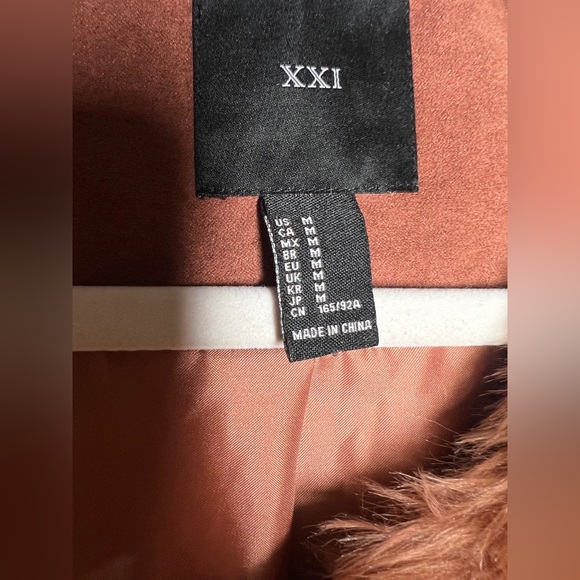 2 brand new fur jackets ! One fur vest & one long sleeve ! - Picture 5 of 9